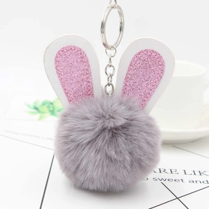 Porte-clés lapin pompon gris avec oreilles pailletées et anneau en métal argenté brillant