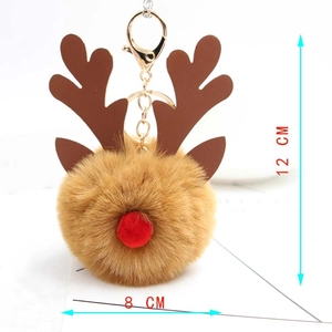 Détail de porte-clés renne en peluche avec boule de poils marron et fermoir mousqueton doré