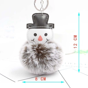 Détail du porte-clés bonhomme de neige en peluche avec pompon blanc et fermoir argenté