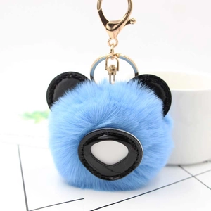Détail du pendentif panda en peluche bleue avec porte-clés en métal doré