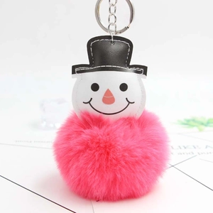 Détail du porte-clés bonhomme de neige en fausse fourrure rose avec chapeau en cuir