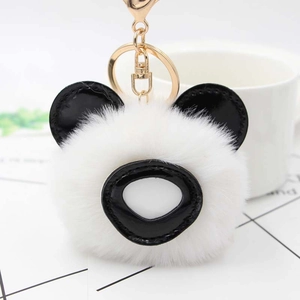 Vue détaillée du porte-clés panda en peluche avec fourrure blanche et fermoir doré chic