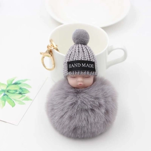 Porte-clés poupée bébé endormi fait main avec pompon en fourrure grise et bonnet en tricot