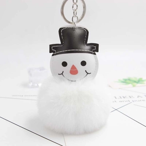 Détail du porte-clés bonhomme de neige en peluche avec anneau et pompon blanc