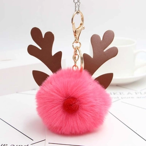 Détail du porte-clés cerf de Noël en peluche rose avec fermoir en métal doré et pompon