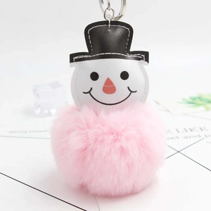 Détail d'un porte-clés bonhomme de neige avec pompon en peluche rose et fermoir métal