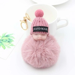 Mignon Porte-clés Pompon Bébé Endormi Fausse Fourrure Poupée Peluche Charme de Sac Fait Main Bonnet Tricoté Anneau Doré Femmes