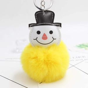 Détail du porte-clés bonhomme de neige en peluche avec grosse boule jaune et fermoir métal