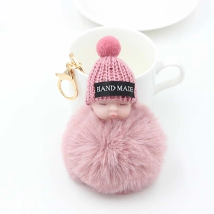 Porte-clés poupée bébé endormi fait main avec pompon rose en fausse fourrure et crochet doré