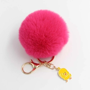 Portachiavi con pompon fucsia morbido con papera gialla e chiusura a moschettone