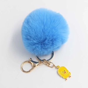 Portachiavi con pompon blu in ecopelliccia con ciondolo a forma di papera e gancio dorato