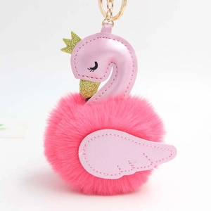 Détail d'un porte-clés cygne rose avec pompon en fourrure et couronne dorée brillante
