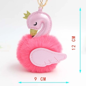 Détail du porte-clés pompon cygne rose avec couronne dorée et dimensions de 12cm