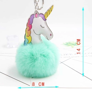 Détail du porte-clés licorne avec pompon vert menthe et crinière arc-en-ciel colorée