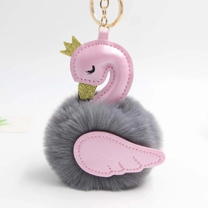 Porte-clés cygne en peluche avec similicuir rose et pompon en fourrure grise