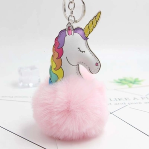 Porte-clés licorne en fourrure rose avec crinière arc-en-ciel et corne dorée sur fond blanc