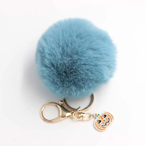 Porte-clés pompon bleu en fausse fourrure avec fermoir doré et pendentif citrouille d'Halloween
