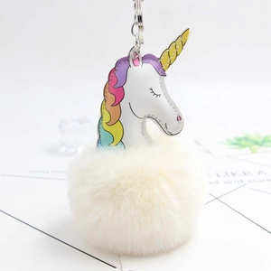 Porte-clés licorne en peluche blanche avec détails arc-en-ciel et pompon doux