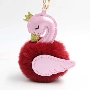 Porte-clés cygne rose et rouge avec couronne dorée et pompon en fausse fourrure
