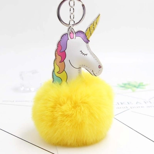 Porte-clés licorne mignon avec pompon jaune pelucheux et fermoir en métal argenté