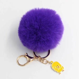 Portachiavi con pompon viola in peluche con anello dorato e ciondolo a papera