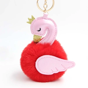 Porte-clés cygne flamant en peluche avec couronne dorée et pompon en fausse fourrure