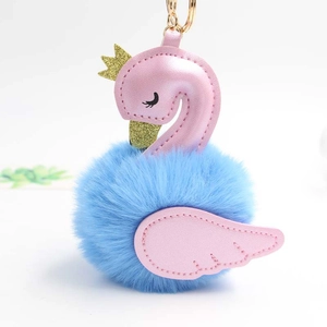 Porte-clés cygne en peluche avec pompon bleu, couronne dorée et détails cuir