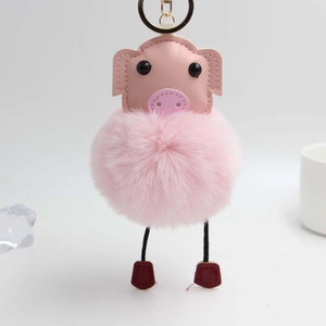 Vue détaillée du porte-clés cochon en peluche rose avec anneau doré et texture de fourrure douce
