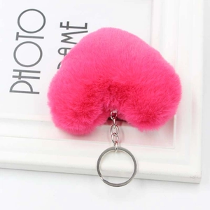 Dettaglio portachiavi a cuore in peluche rosso rosa con catena e anello argento