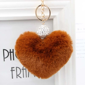 Dettaglio portachiavi a forma di cuore in peluche marrone con decorazione a sfera strass