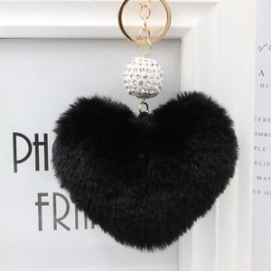 Dettaglio del portachiavi a cuore in peluche nero con strass e anello dorato