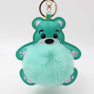 Detailansicht eines minzgrünen Leder-Teddybären-Schlüsselanhängers mit flauschigem Pompon