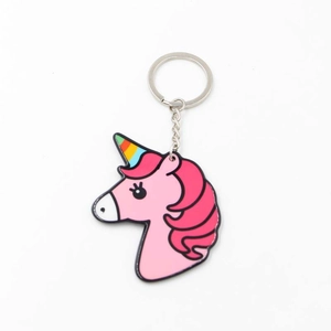Détail du porte-clés licorne en acrylique rose avec corne arc-en-ciel colorée