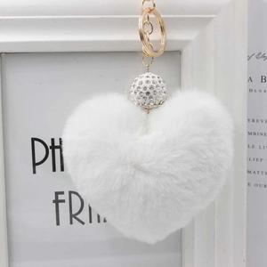 Dettaglio del portachiavi a cuore in peluche bianco con sfera di strass e anello dorato