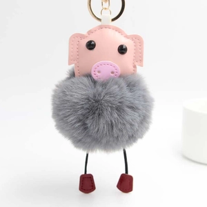 Porte-clés cochon mignon avec pompon en fausse fourrure grise et détails en cuir rose