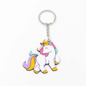 Détail d'un porte-clés licorne coloré avec émail brillant et anneau en métal argent