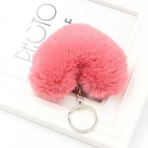 Dettaglio del portachiavi a cuore in peluche rosa con anello in metallo argentato lucido