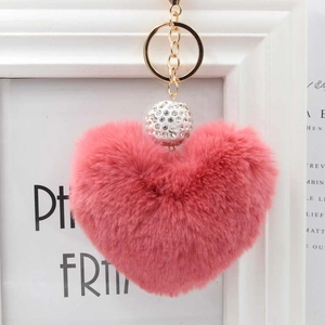 Dettaglio portachiavi a cuore in peluche rosa corallo con sfera di strass e gancio d'oro
