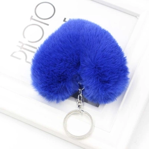 Portachiavi a cuore in ecopelliccia blu reale con anello d'argento su vassoio foto