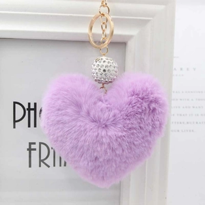 Dettaglio portachiavi a cuore in peluche viola con sfera di strass e chiusura dorata
