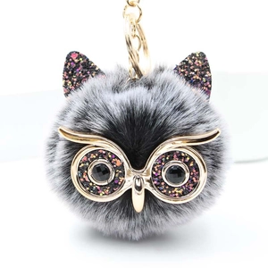 Porte-clés pompon chouette en peluche avec fourrure grise et détails dorés brillants