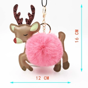 Vista dettagliata del portachiavi a renna in peluche con misure 16x12 cm e anello dorato