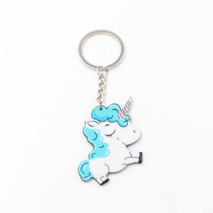 Gros plan d'un porte-clés licorne en acrylique avec crinière bleue et chaîne argent
