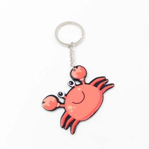 Vue détaillée d'un porte-clés crabe orange avec un anneau et une chaîne en métal