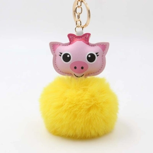 Porte-clés mignon cochon en peluche avec pompon jaune et mousqueton doré