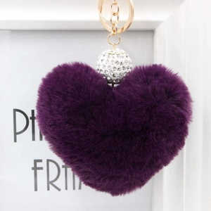 Dettaglio portachiavi a cuore in pelliccia viola con palla di strass e anello dorato