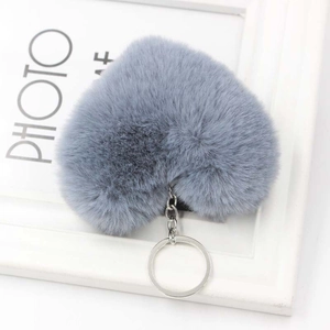 Dettaglio portachiavi a cuore in morbido peluche grigio scuro con anello in metallo argento