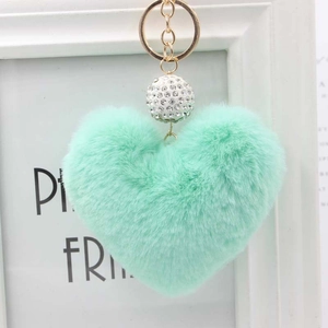 Dettaglio portachiavi a cuore in peluche verde menta con anello d'oro e perla di cristallo