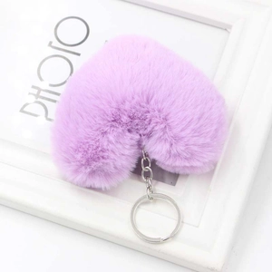 Portachiavi in peluche a cuore lavanda con anello in metallo su una cornice per foto