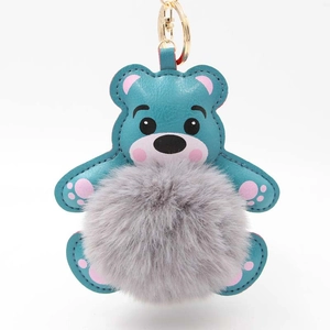 Detail von blaugrünem Teddybär-Schlüsselanhänger aus Kunstleder mit grauem Plüsch und Goldring